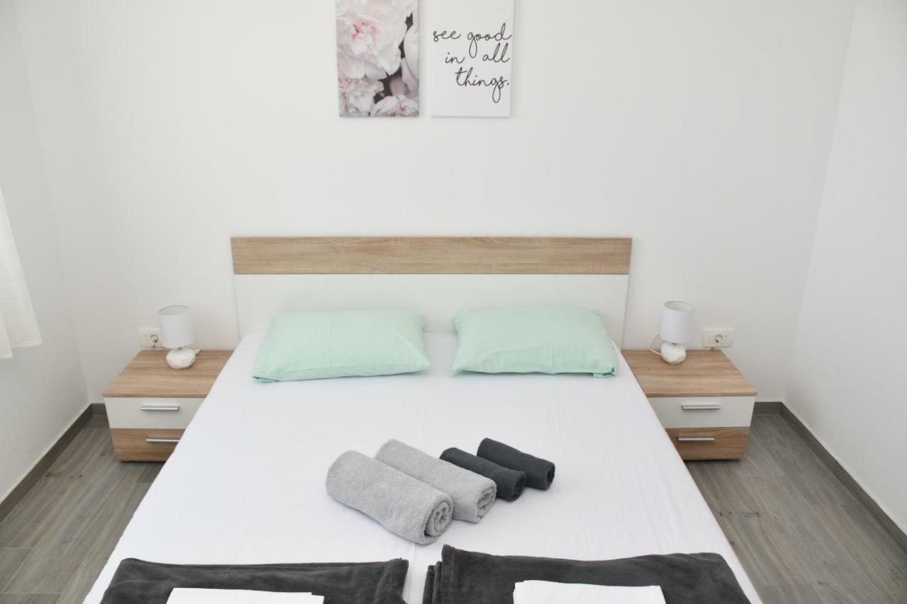 Apartments Mino Ražanac エクステリア 写真